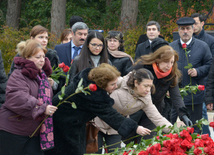 Azerbaijani public visits Alley of Honor to commemorate 12th death anniversary of Heydar Aliyev. Azerbaijan, Dec.12, 2015